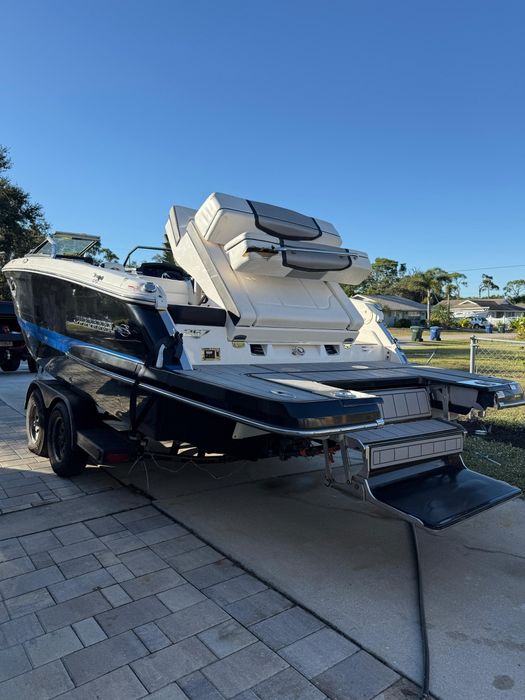 Motorowka Chaparral 267 SSX 21r uszkodzona , 5.3 Volvo Penta przyczepa ...