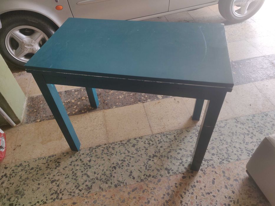 Mesa pintada de azul