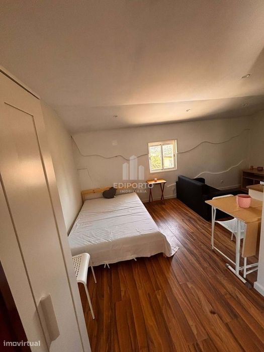 Pequena casa mobilada por 700€ mensais, com despesas de água, luz e in