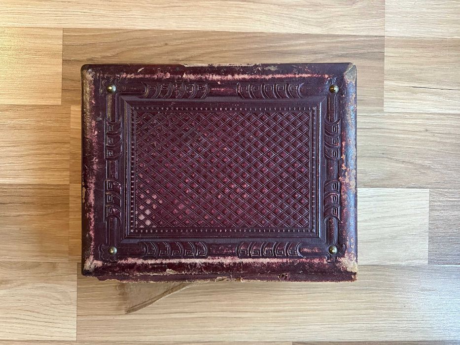 Dawny kolekcjonerski album na zdjęcia. Oprawa ze skóry.