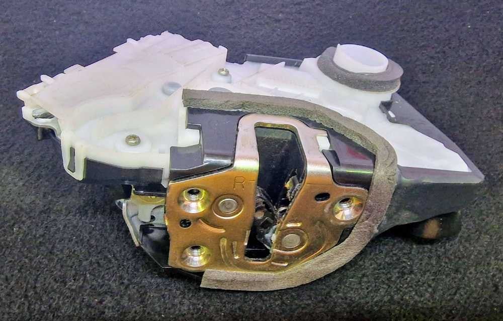 Fechadura / Fecho Porta Frente Direito V51-11150 - TOYOTA YARIS