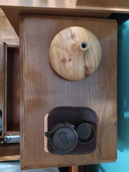 Roupeiro em segunda mão com oferta de mesinha de cabeceira