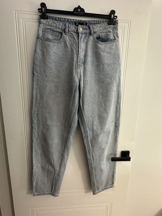 PrettyLittleThing jeansy mom jeans z wysokim stanem jasny denim 40 L