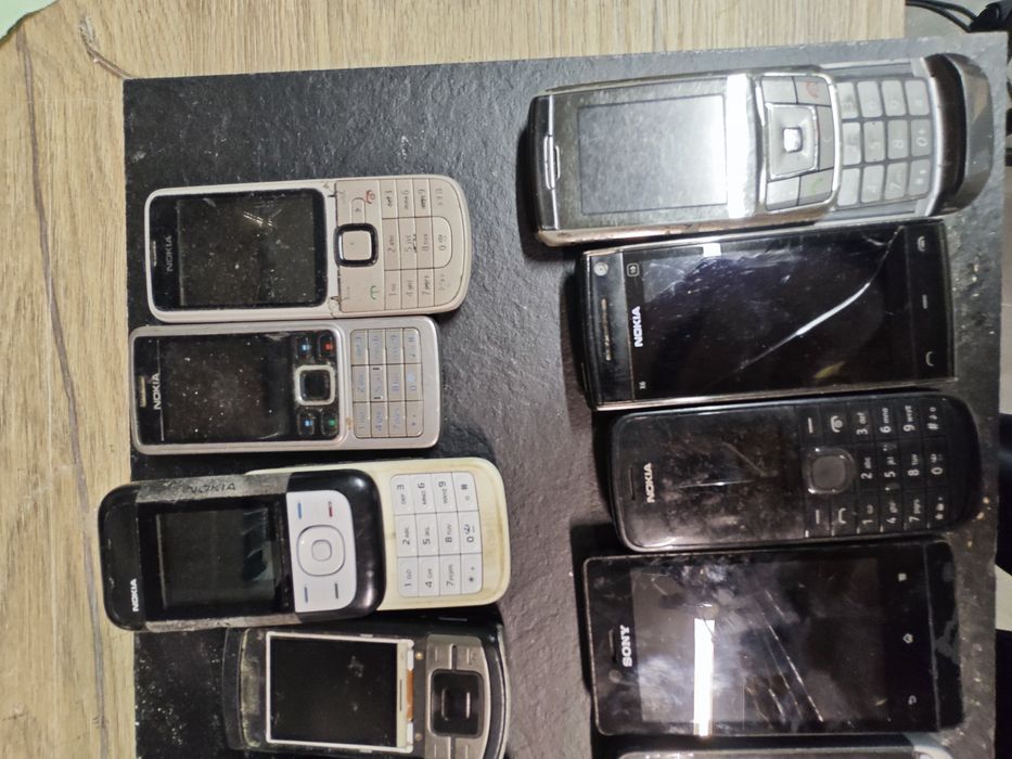 Zestaw  21 telefonów uszkodzone na czesci