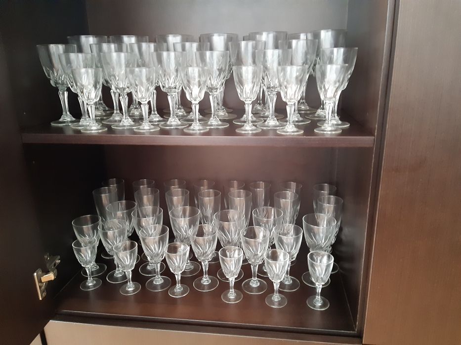 Conjunto de louça Vista Alegre, faqueiro e conjunto de copos