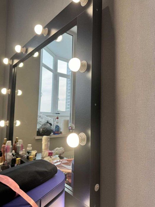 Макияжное, визажное зеркало, стол бровиста.Туалетный, гримерный столик