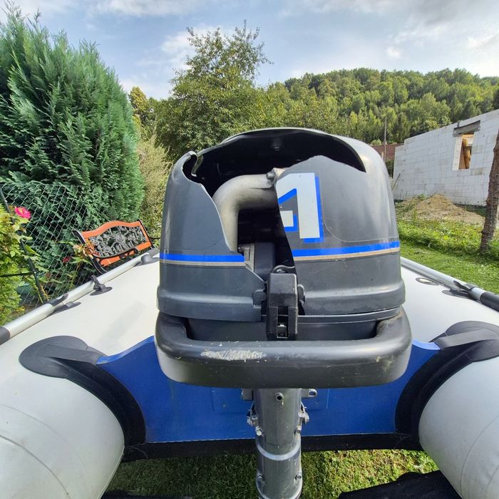 Ponton z zaburtowanym silnikiem spalinowym przyczepka Yamaha