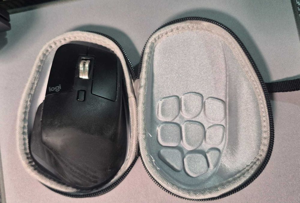 Rato Logitech MX Master 3 + case