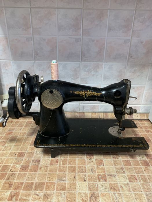 Механічна швейна машинка