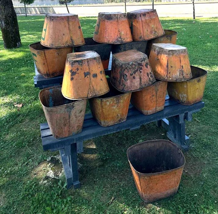 Latoaria tradicional cestos em latão para apanha da fruta, floreiras