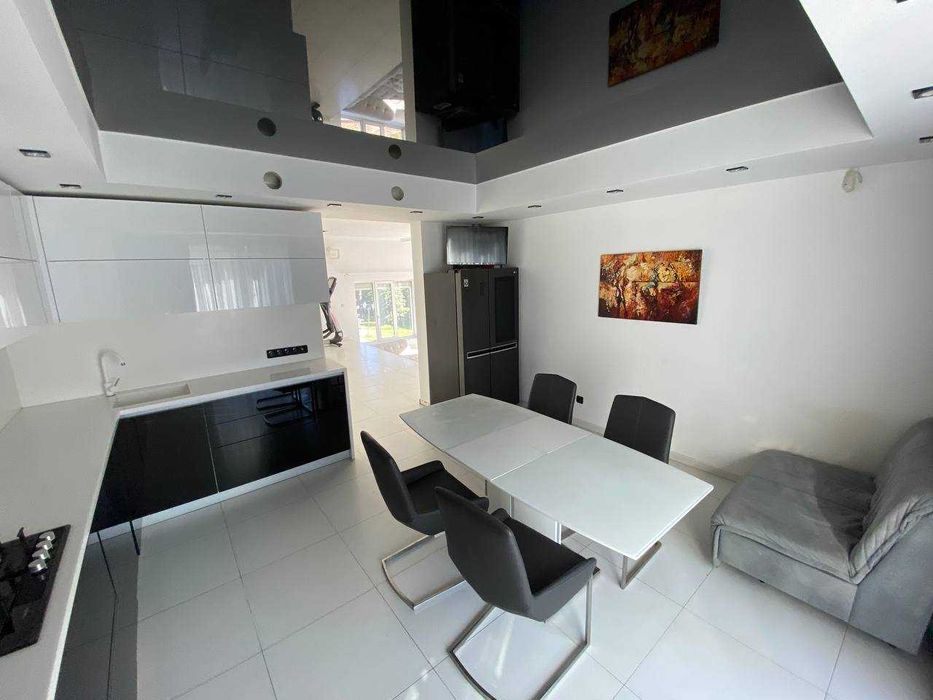 Продаж будинку з басейном в Лісовій Бучі