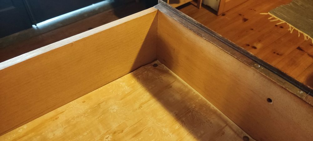 Cómoda e mesa de cabeceira