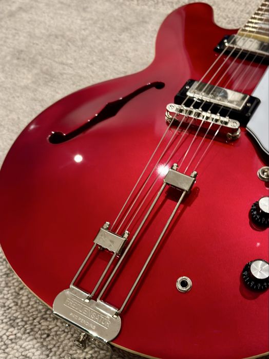 Epiphone Riviera - Sparkling Burgundy com mini-humbuckers.