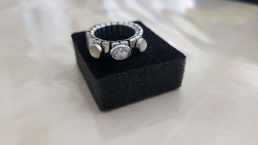 Anel Nomination três pedras