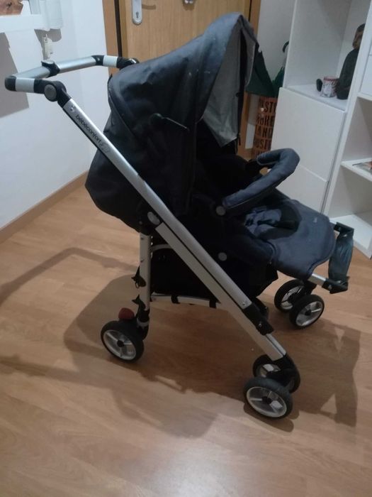 Carrinho Bebeconfort com proteção para a chuva