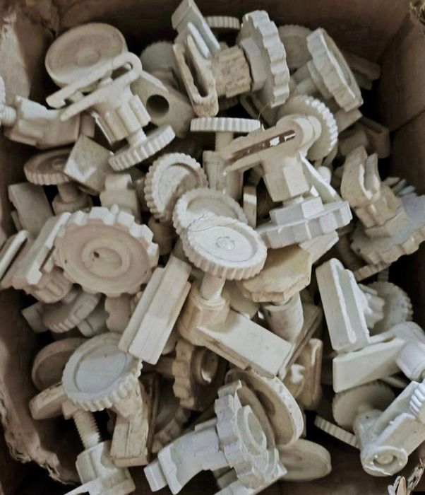 Uchwyty dystansowe do grzejników płytowych