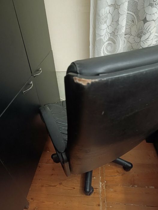 Офісне крісло на колесах, поворотне.