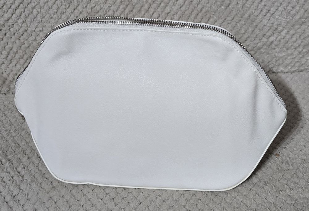 Duża kosmetyczka biała.