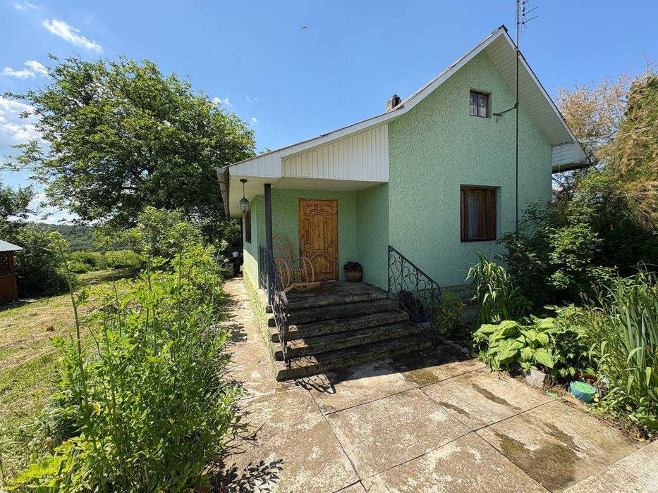 15км від центра чернівців Продам домоволодіння з двома житловими будинками на 50 сотках землі  Чернівецька область, Чернівецький район, с. Кут