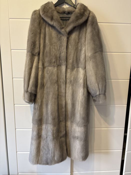 Ekskluzywne futro z norek w siwym kolorze