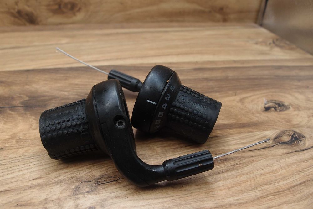 manetki rowerowe grip shifty SRT 600 3 x 8 rz