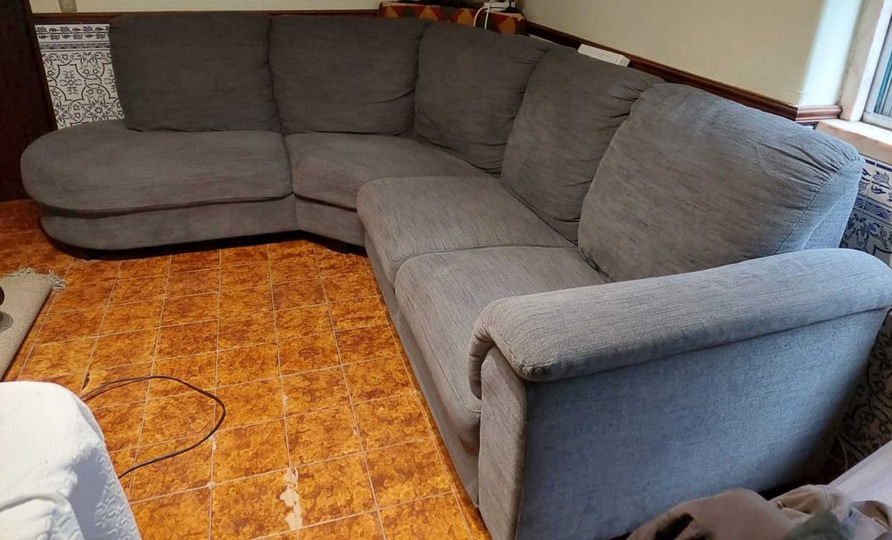 Sofá IKEA cinzento com "chaise longue"