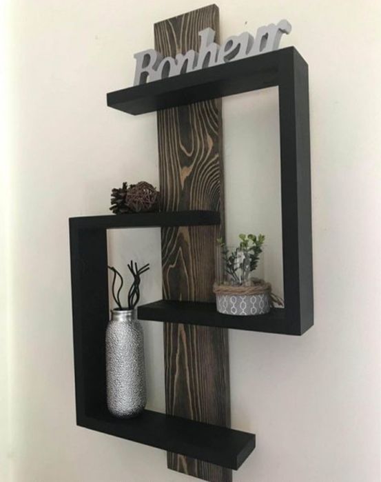Дерев'яна поличка на стіну