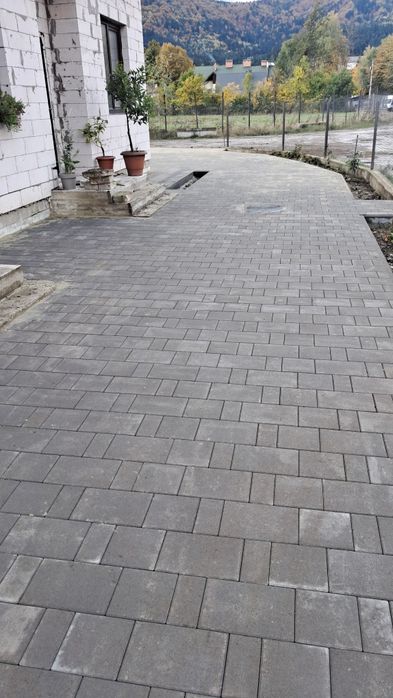 Укладання тротуарної плитки, бруківка.