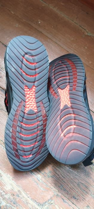 Кросівки BAAS 45 29.5 чорні з червоним