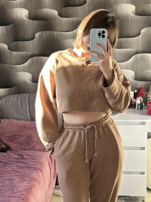 Спортивний костюм коричневий жіночий з укороченою кофтою