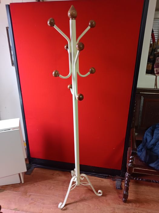 Cabide metálico com bolas madeira