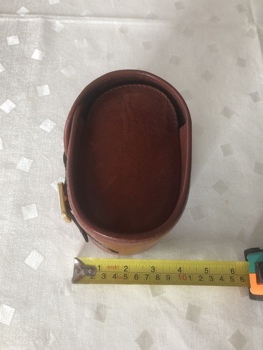 Porta-cintos em pele