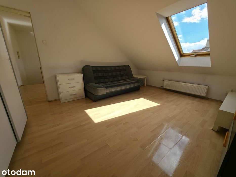 5 lub 6 pokoi, 2 łazienki z WC, 2 poziomy, balkon, schowek, garaż