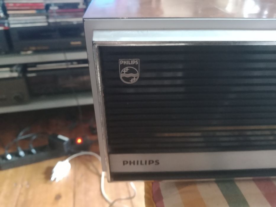 Radio antigo Philips avriado
