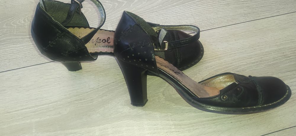 Buty damskie zapinane na pasek, skórzane