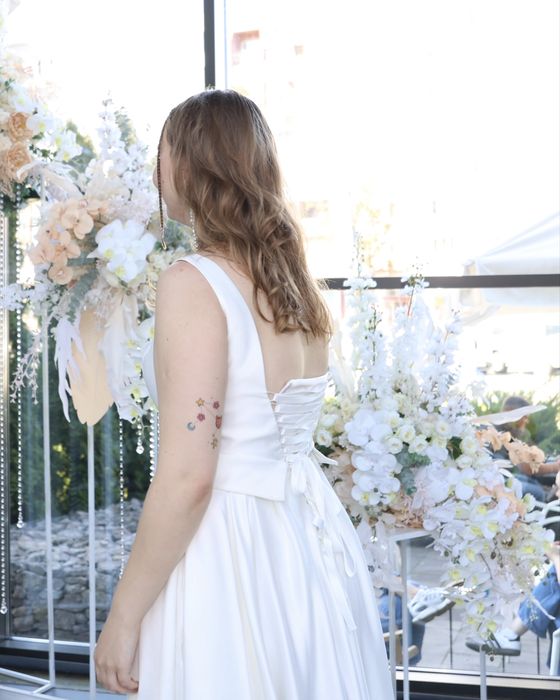 Весільна сукня з атласу, відкрита спина, корсет, розмір L