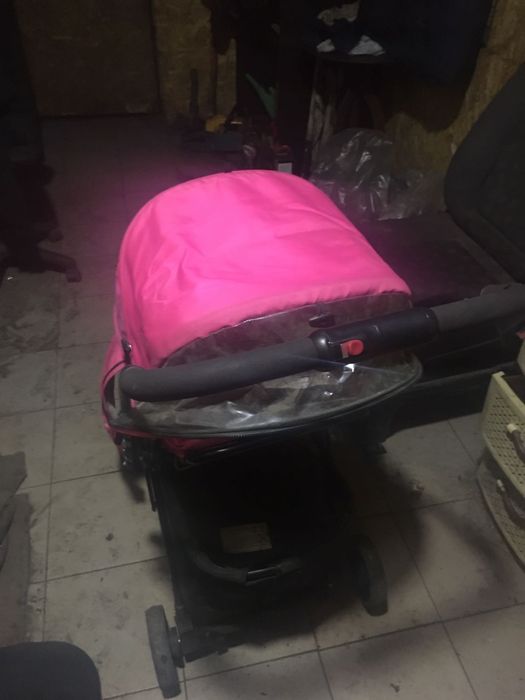 Детская коляска розового цвета