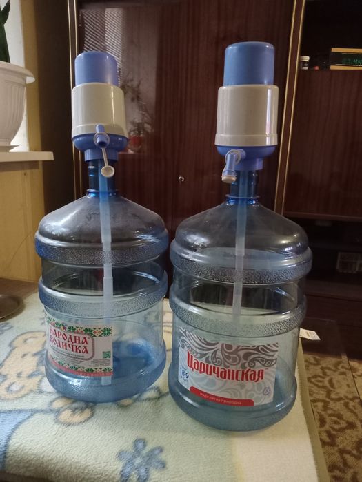 Продам бутыль на 20 литров  с помпой.