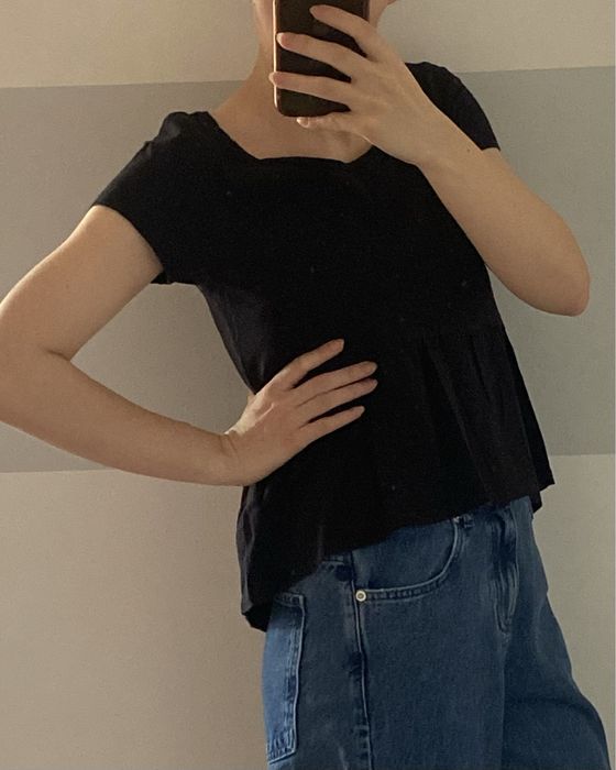 Bluzka z baskinką crop top czarna Cubus XS