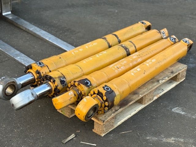 LIEBHERR A 924 B komplet siłowników koparki przeładunkowej
