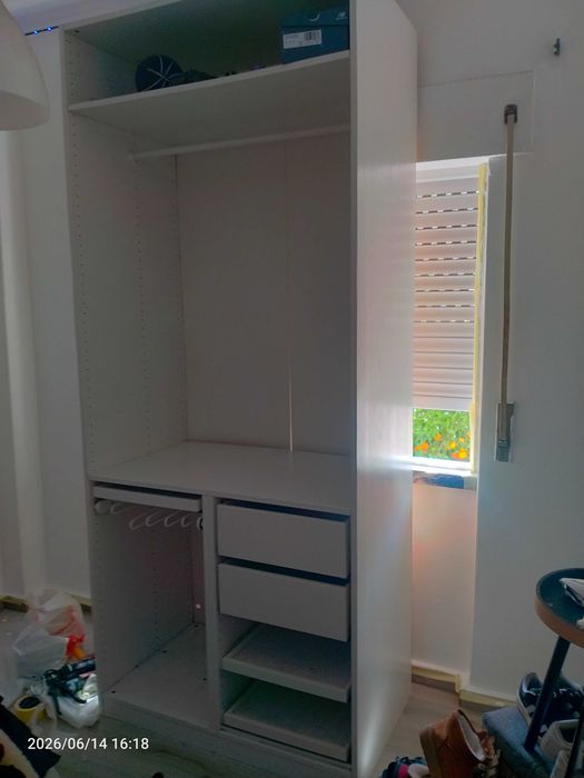 Guarda roupa em forma de closet sem portas