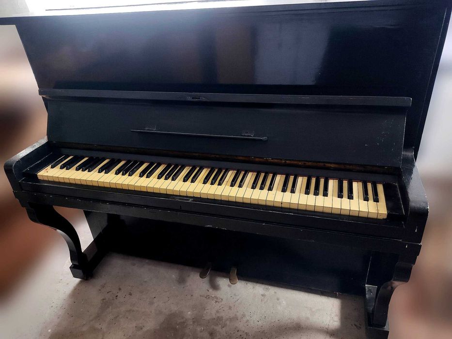 Powojenne pianino Legnica do remontu