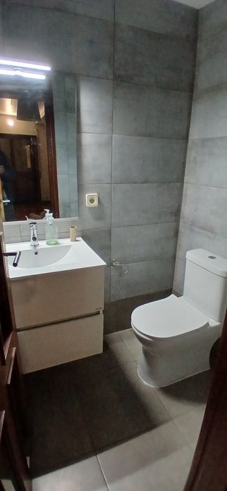 Casa de banho, móvel lavatório sanita, espelho