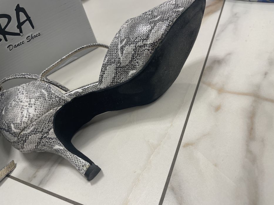 Buty na obcasie - srebrne z wezowej skorki