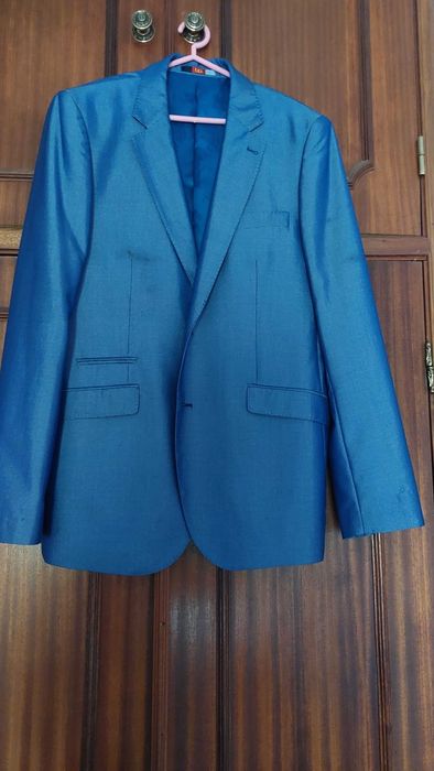 Fato de Homem cor Azul, corte moderno, calça para o justo.