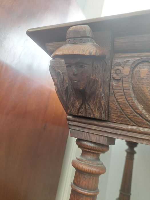 Linda mesa muito antiga e trabalhada maciça