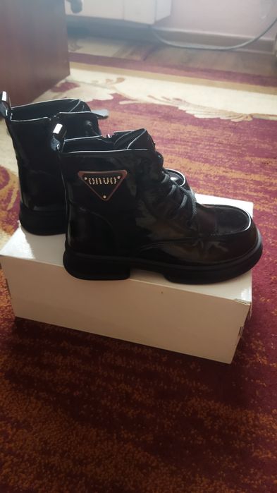 Дитячі черевики.