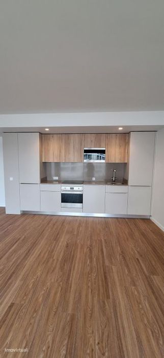 Apartamento T2 com jardim, Loures