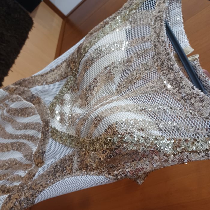 Vestido cerimónia, com lantejolas douradas