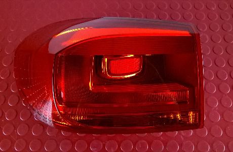 Farolim Stop Esq - 5N0945095Q / 2SD010738-01 - VOLKSWAGEN TIGUAN (5N_)